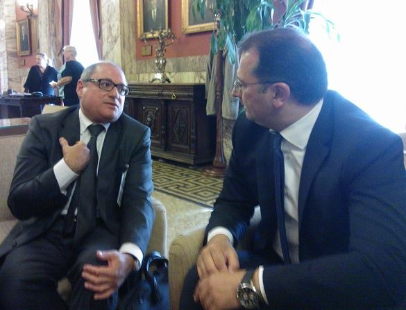 Cedefop Director James Calleja (l) chats with Education Deputy Minister Georgios Stylios